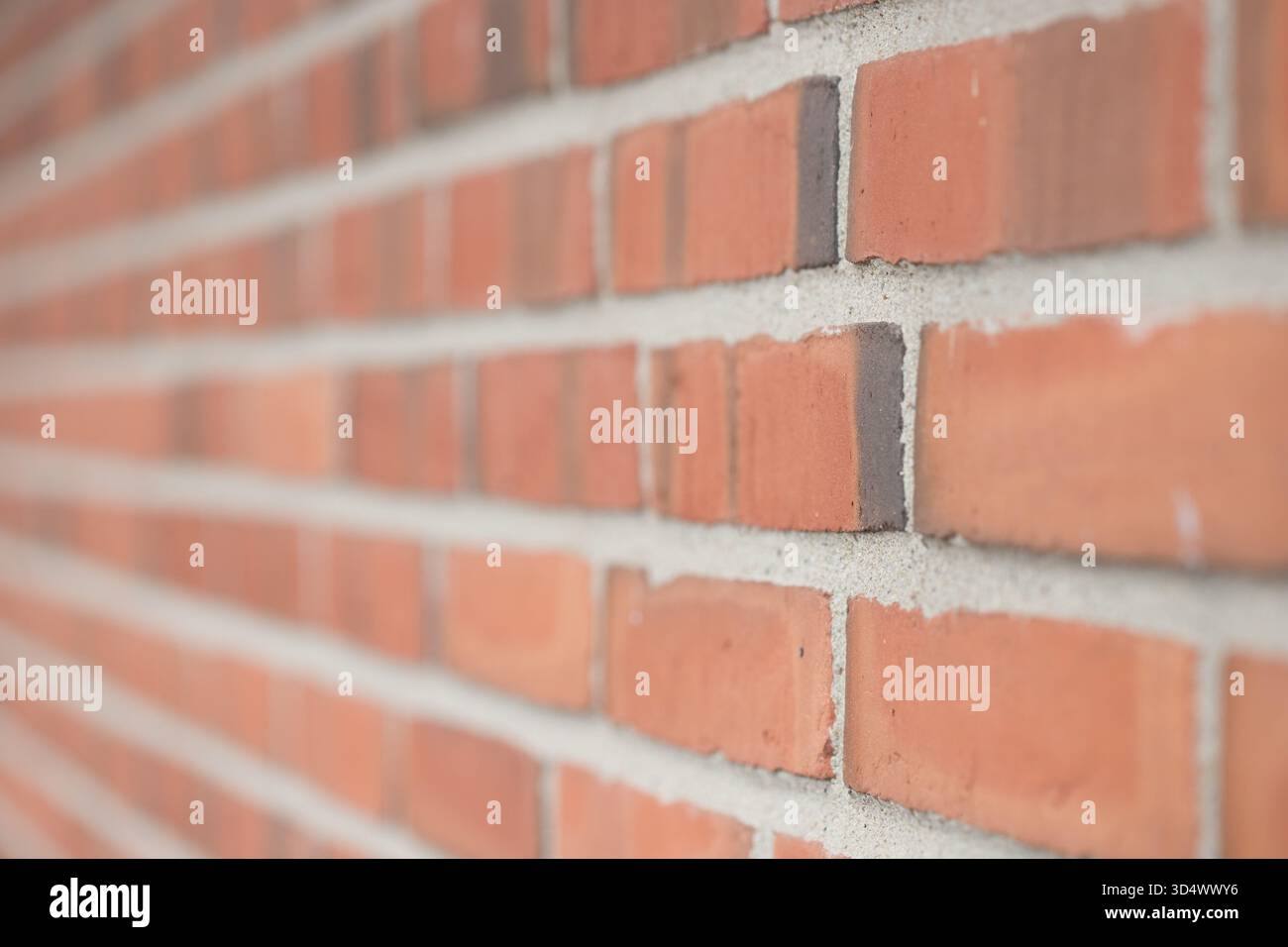 Moderno muro in mattoni rossi con linee principali da nitide a sfocati Foto Stock