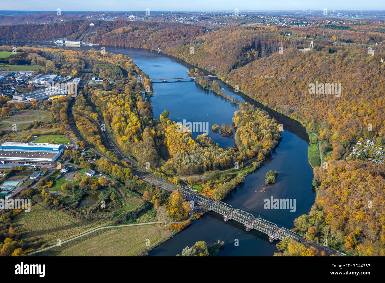 Luftbild, Ortsteil mit Gewerbegebiet Bathey, Eisenbahnbrücke über den Fluss Ruhr, Hengsteysee und Brücke Dortmunder Straße, Ardeywald und RWE Kopechenwerk, rechts Burg Hohensyburg Denmal mit Aussichtsplattform Kaiser-Wilhelm-Denkmal, herbstliche Bäume, Boele, Hagen, Ruhrgebiet, Nordrhein-Westfalen, Deutschland ACHTUNGxMINDESTHONORARx60xEURO *** Vista aerea, distretto con zona industriale Bathey, ponte ferroviario sul fiume Ruhr, Hengsteysee e ponte Dortmunder Straße, Ardeywald e RWE Kopechenwerk, sulla destra Burg Hohensyburg Denmal con piattaforma panoramica Kaiser Wilhelm Denkmal, autumnal Foto Stock