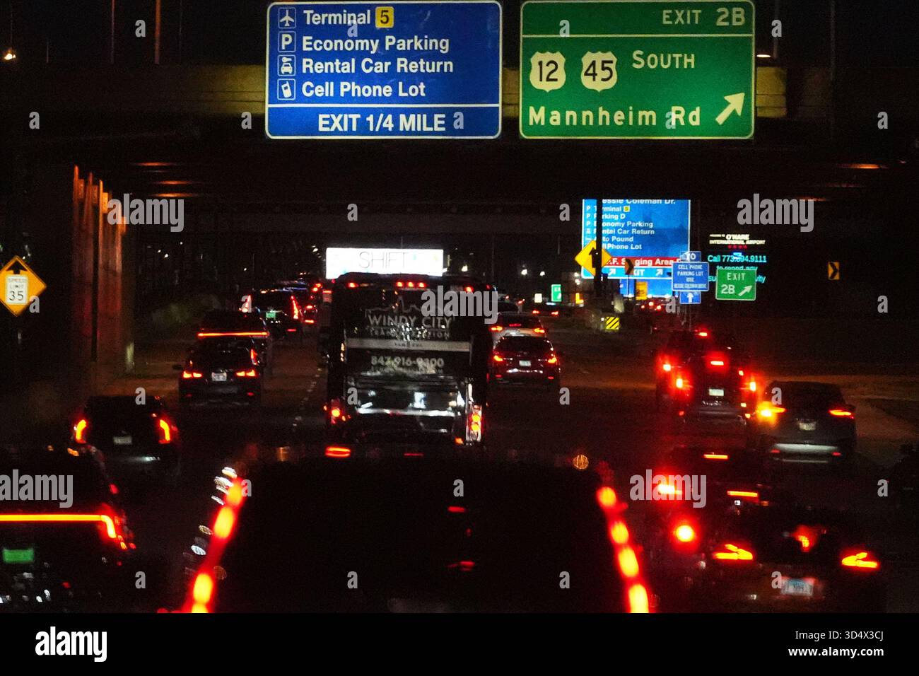 Heavy traffic is seen on the highway to O'Hare International Airport in Chicago, Wednesday, Nov. 12, 2025. (AP Photo/Nam Y. Huh) Foto Stock