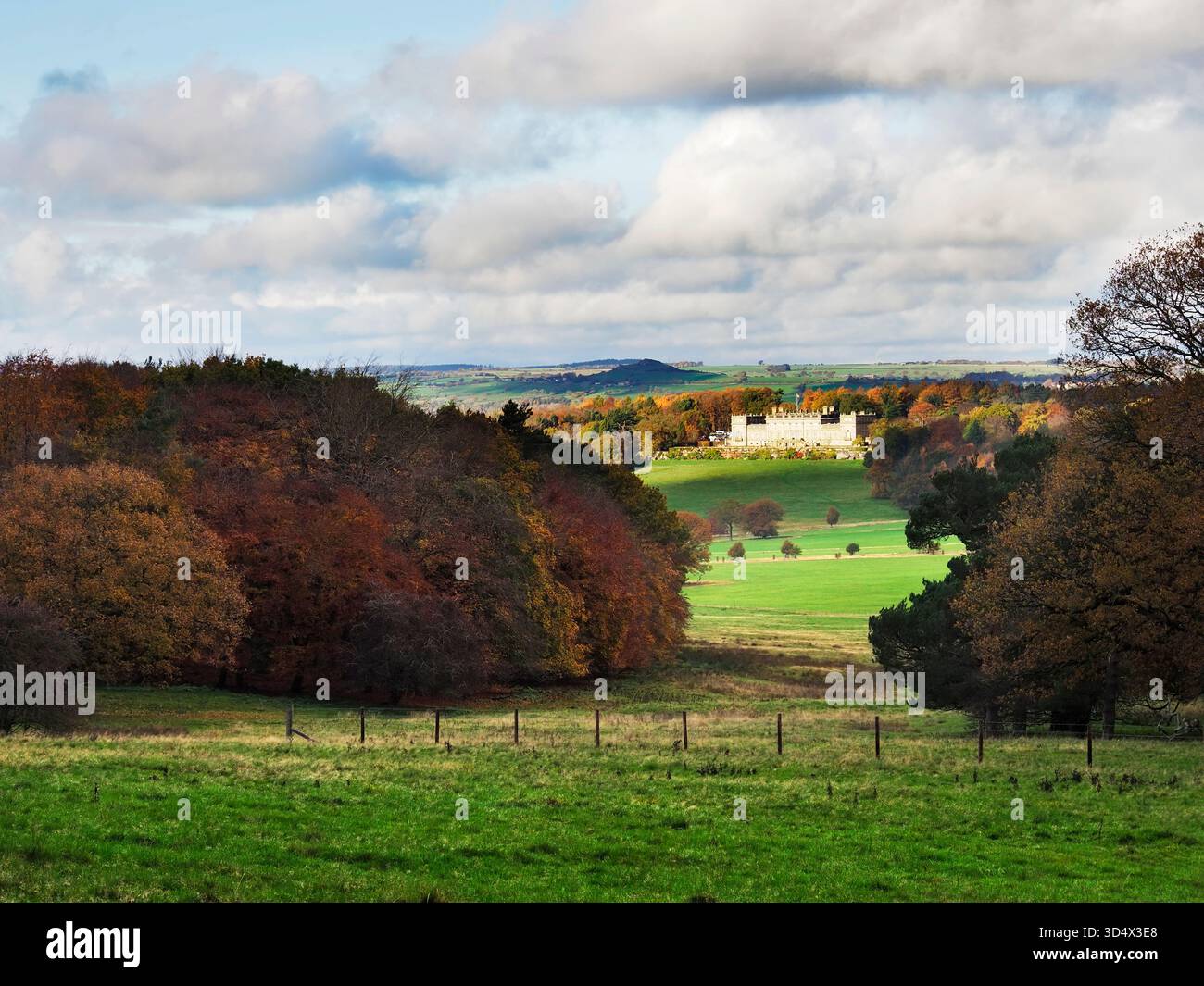 Vista dall'altra parte dell'Harewood Estate alla Harewood House dalla Leeds Country Way, Harewood West Yorkshire, Inghilterra Foto Stock