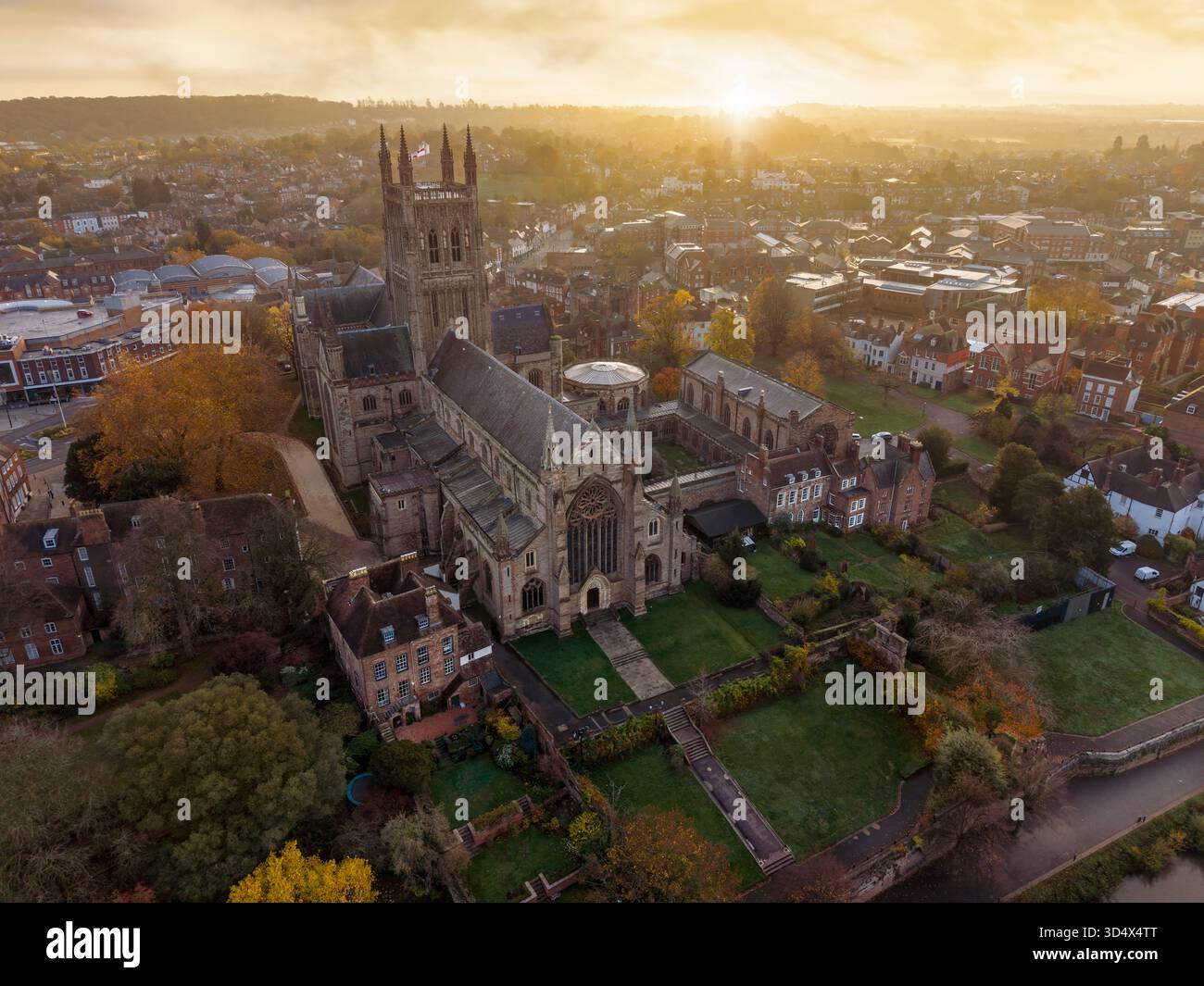 Worcester, Worcestershire - situata accanto al fiume Severn, la cattedrale medievale è bagnata dal sole autunnale del mattino presto. Immerso nella storia, Wo Foto Stock