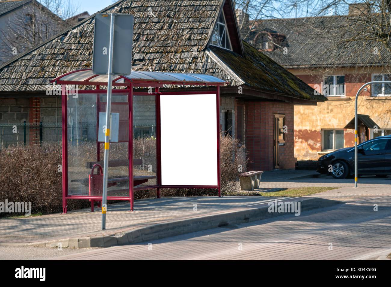 Spazio pubblicitario disponibile presso una fermata dell'autobus in una tranquilla area urbana per uso promozionale. Foto Stock