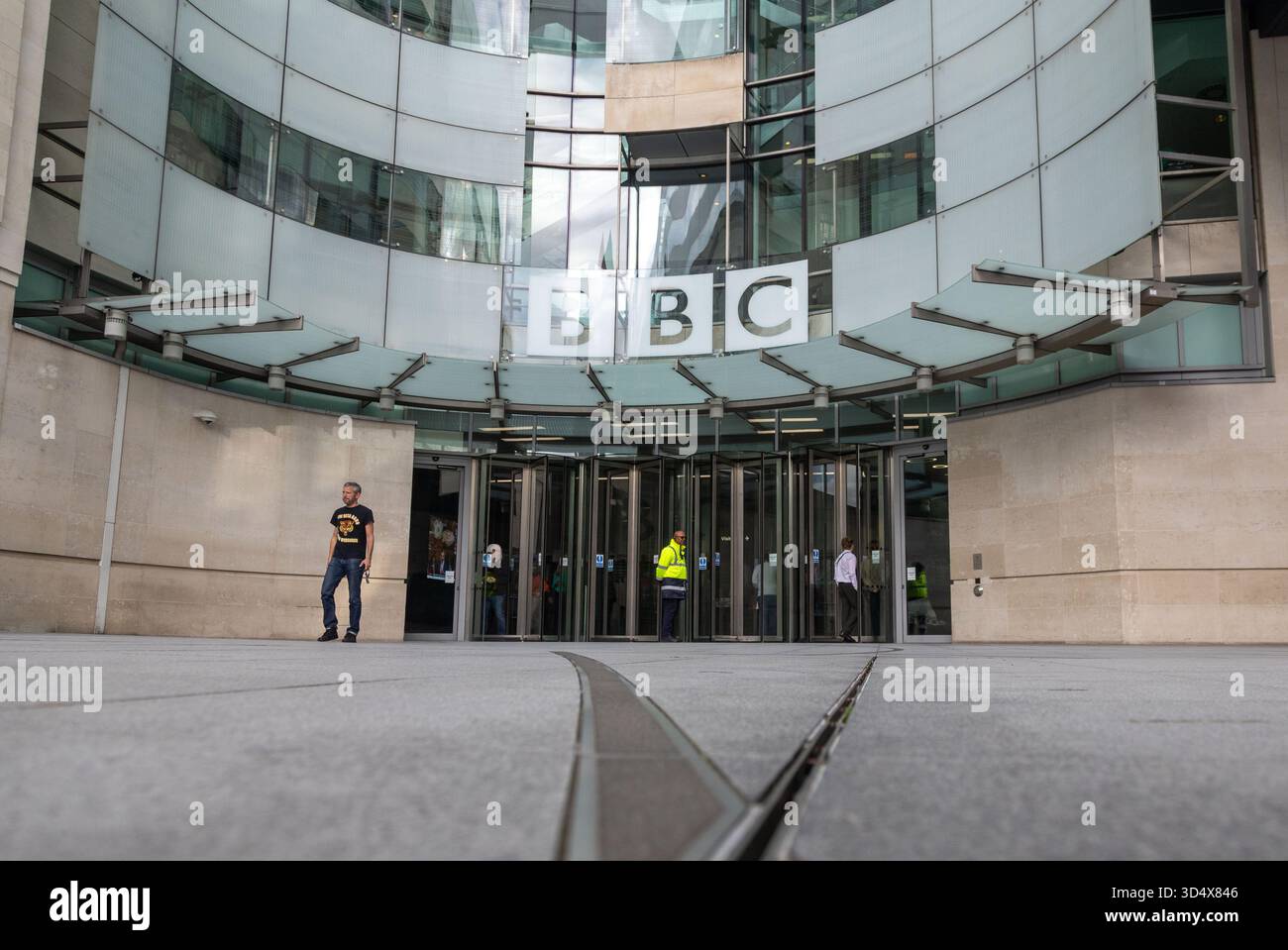 12 novembre 2025, Londra, Inghilterra, Regno Unito: Sede della BBC nel centro di Londra. Il direttore generale della BBC Tim DAVIE si è dimesso dal suo incarico domenica a causa di una modifica del discorso di Donald Trump. Trump ha minacciato di citare in giudizio la BBC per un miliardo di dollari a meno che non gli fossero state offerte scuse e compensi, (Credit Image: © Tayfun Salci/ZUMA Press Wire) SOLO PER USO EDITORIALE! Non per USO commerciale! Foto Stock