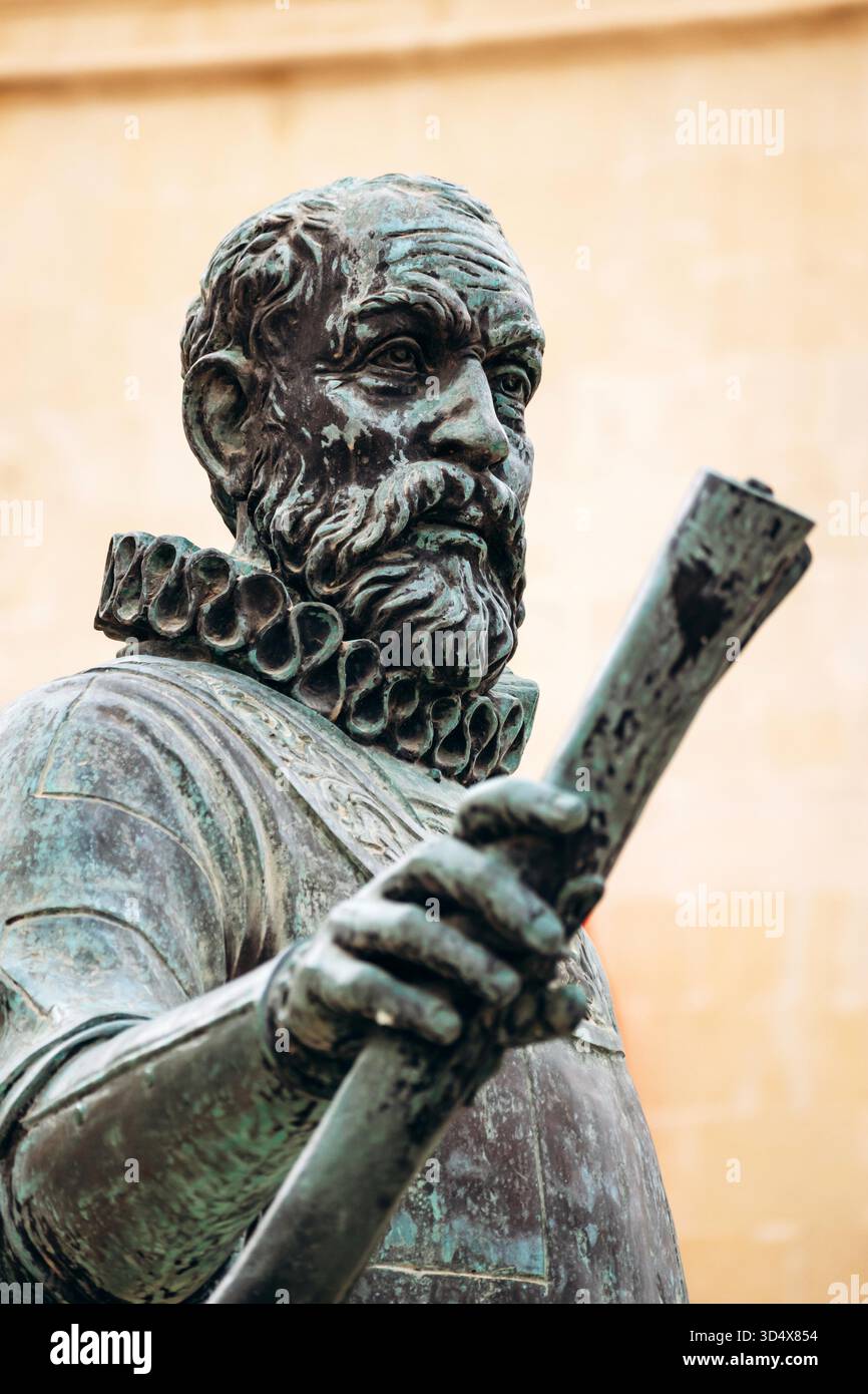 La Valletta, Malta? 10 aprile 2025: Statua di Jean de Valette, Gran Maestro dell'ordine di Malta dal 1557 al 1568, che diede il suo nome alla città di la Valletta Foto Stock
