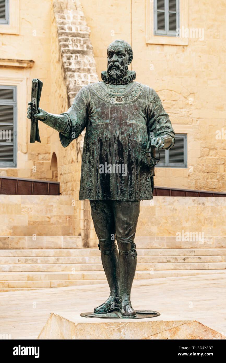 La Valletta, Malta? 10 aprile 2025: Statua di Jean de Valette, Gran Maestro dell'ordine di Malta dal 1557 al 1568, che diede il suo nome alla città di la Valletta Foto Stock