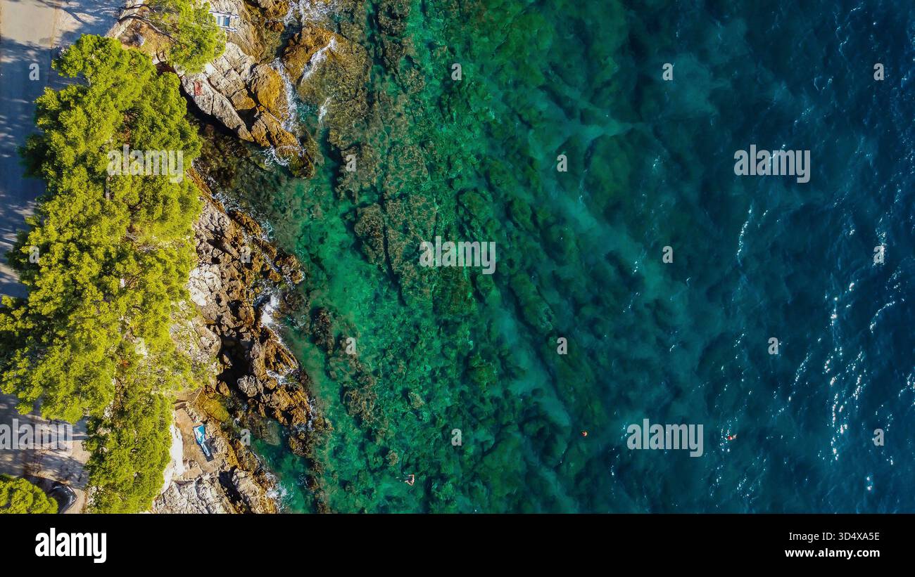 Navigazione estiva sull'arcipelago croato: Vista sopraelevata delle barche che attraversano piccole isole e chiare insenature turchesi Foto Stock