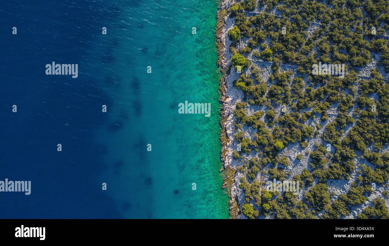 Paesaggi costieri mediterranei: Una collezione di vedute ad alto angolo che mostrano acque turchesi, coste rocciose aspre, isole verdi boscose Foto Stock