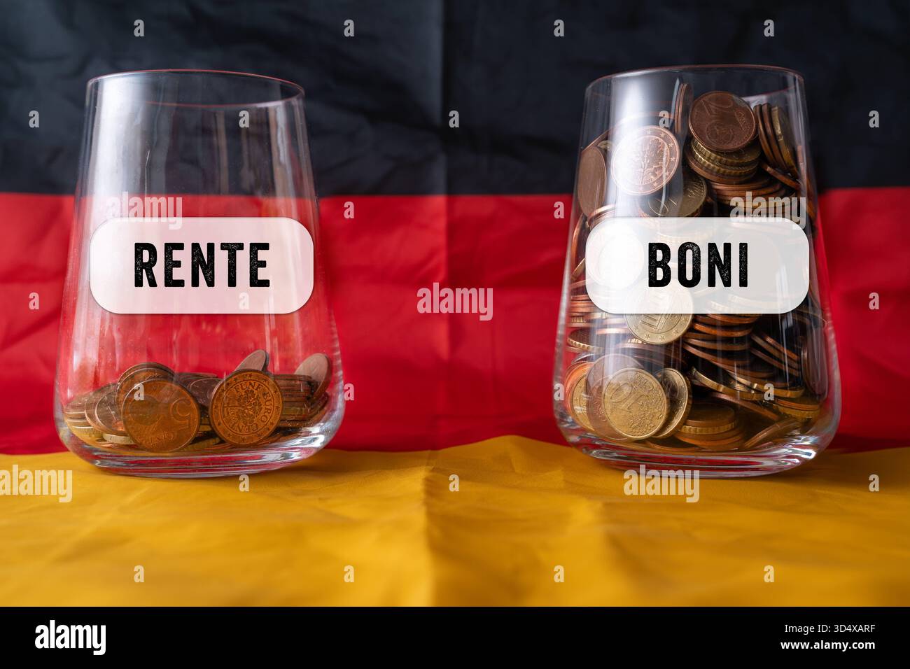 Baviera, Germania - 10 novembre 2025: FOTOMONTAGGIO, due bicchieri con monete pensione e bonus. L'immagine mostra il crescente divario sociale: Sempre meno rimane per i pensionati, mentre gli alti bonus vengono pagati al massimo. Un simbolo di disuguaglianza finanziaria. *** FOTOMONTAGE, Zwei Gläser mit Münzen Rente und Boni. DAS Bild zeigt die wachsende gesellschaftliche Schere: Immer weniger bleibt für Rentner, während an der Spitze hohe Boni gezahlt werden. Ein Symbol für finanzielle Ungleichheit. Foto Stock