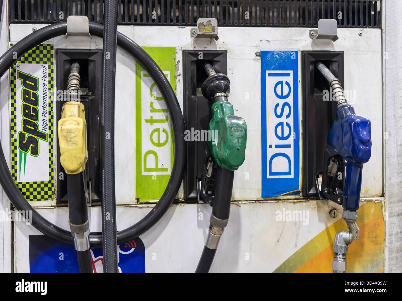 vista ravvicinata degli ugelli del gasolio e del carburante veloce sulla pompa della stazione di servizio Foto Stock