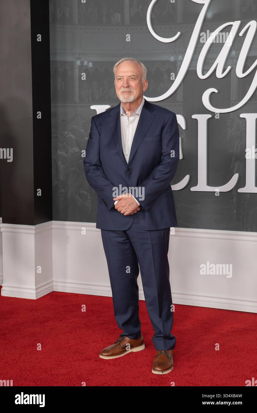 Los Angeles, CA, USA, 11 novembre 2025 James Keach partecipa alla prima Netflix di 'Jay Kelly' all'Egyptian Theatre Hollywood di Los Angeles, California, l'11 novembre 2025. Crediti: Carla Van Wagoner/Alamy Live News Foto Stock