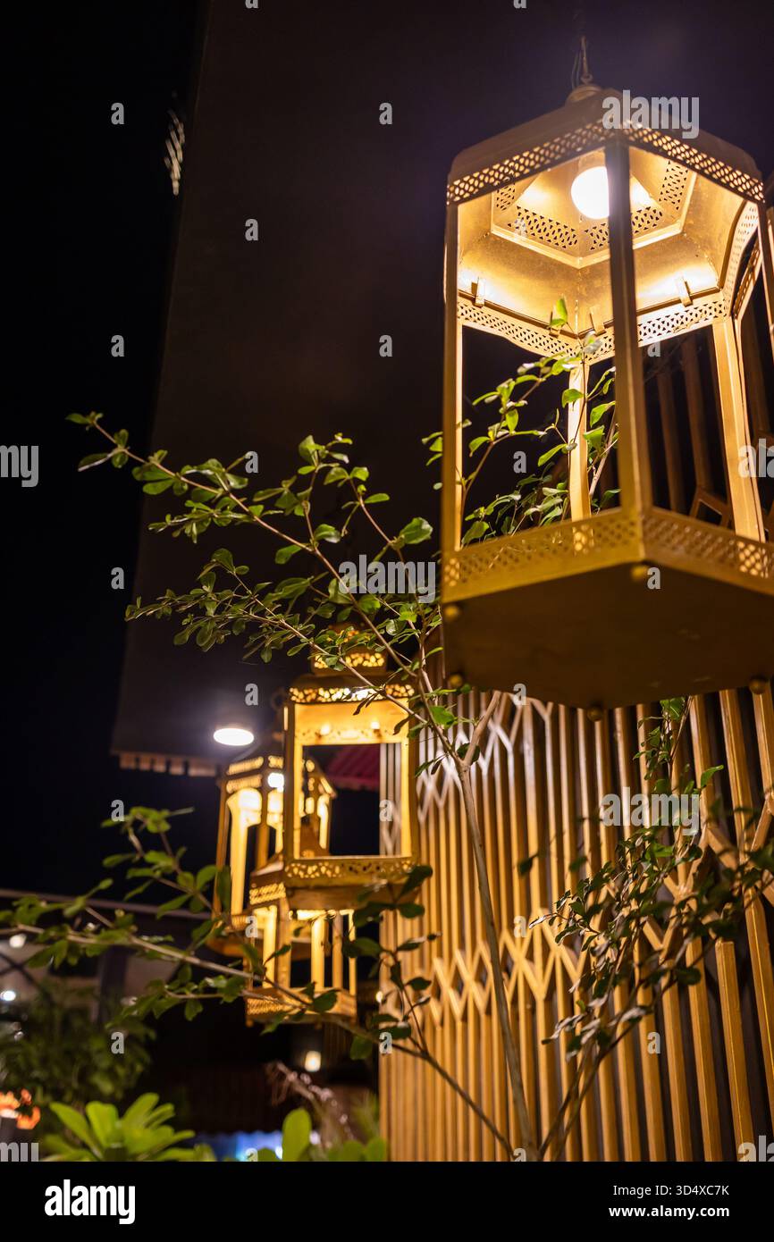 illuminazione e decorazioni moderne indiane all'aperto in metallo dorato Foto Stock