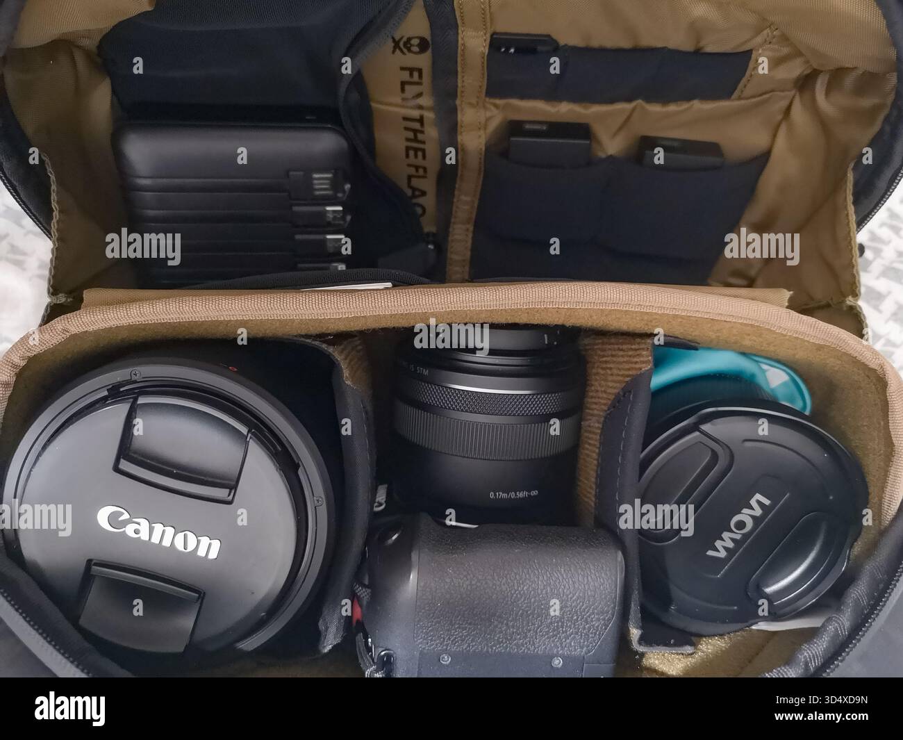 Wroclaw, Polonia - 7 settembre 2024: Borsa per fotocamera ben organizzata con corpo fotocamera, obiettivi multipli e attrezzature fotografiche essenziali, pronta per l'uso Foto Stock