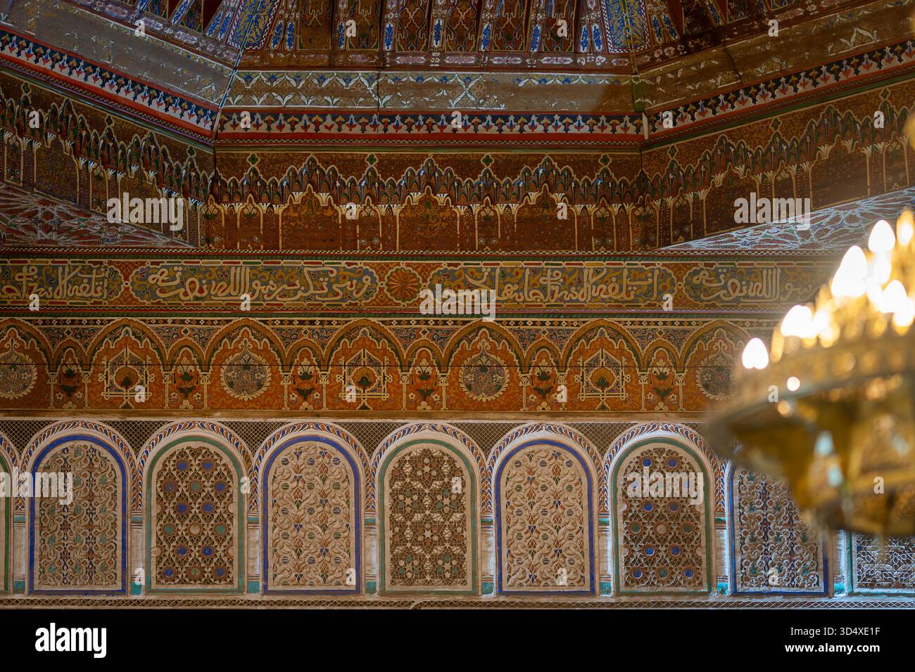 Parte del soffitto dipinto in legno di cedro nella sala tra il piccolo Riad e il piccolo cortile del Palazzo Bahia a Marrakech, Marocco. Foto Stock