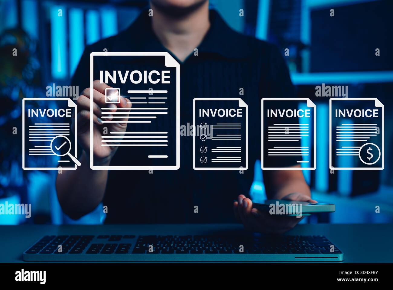 Fatturazione digitale e concetto di fatturazione. Persona che utilizza un'interfaccia virtuale per gestire le fatture elettroniche, che rappresenta la tecnologia finanziaria e la contabilità Foto Stock