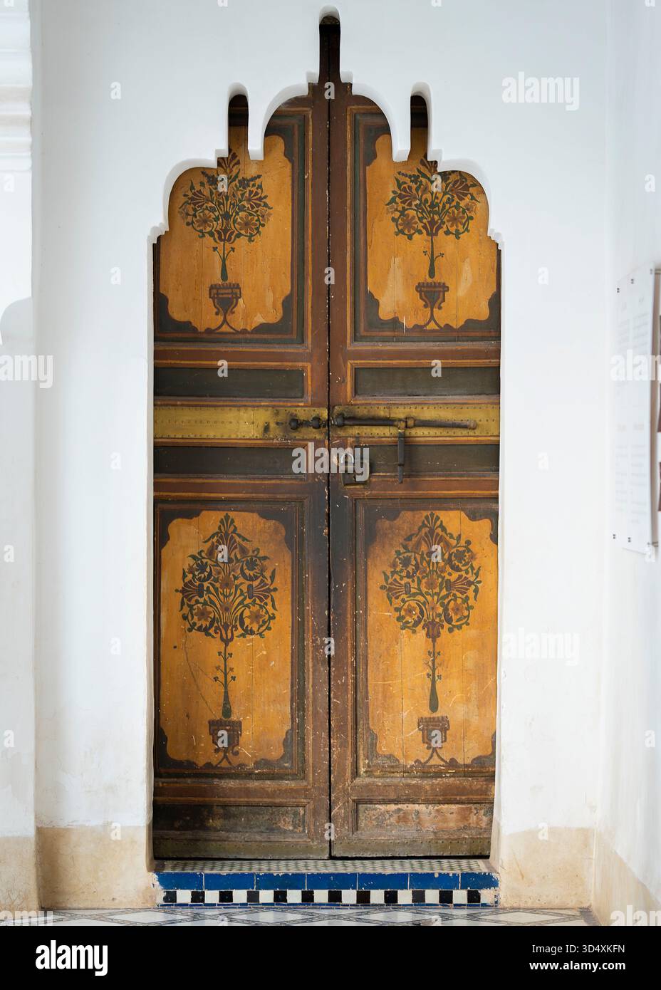 Porta nel palazzo Bahia, Marrakech, Marocco. Porta ornata al Palazzo Bahia, Marrakech, Marocco. Foto Stock