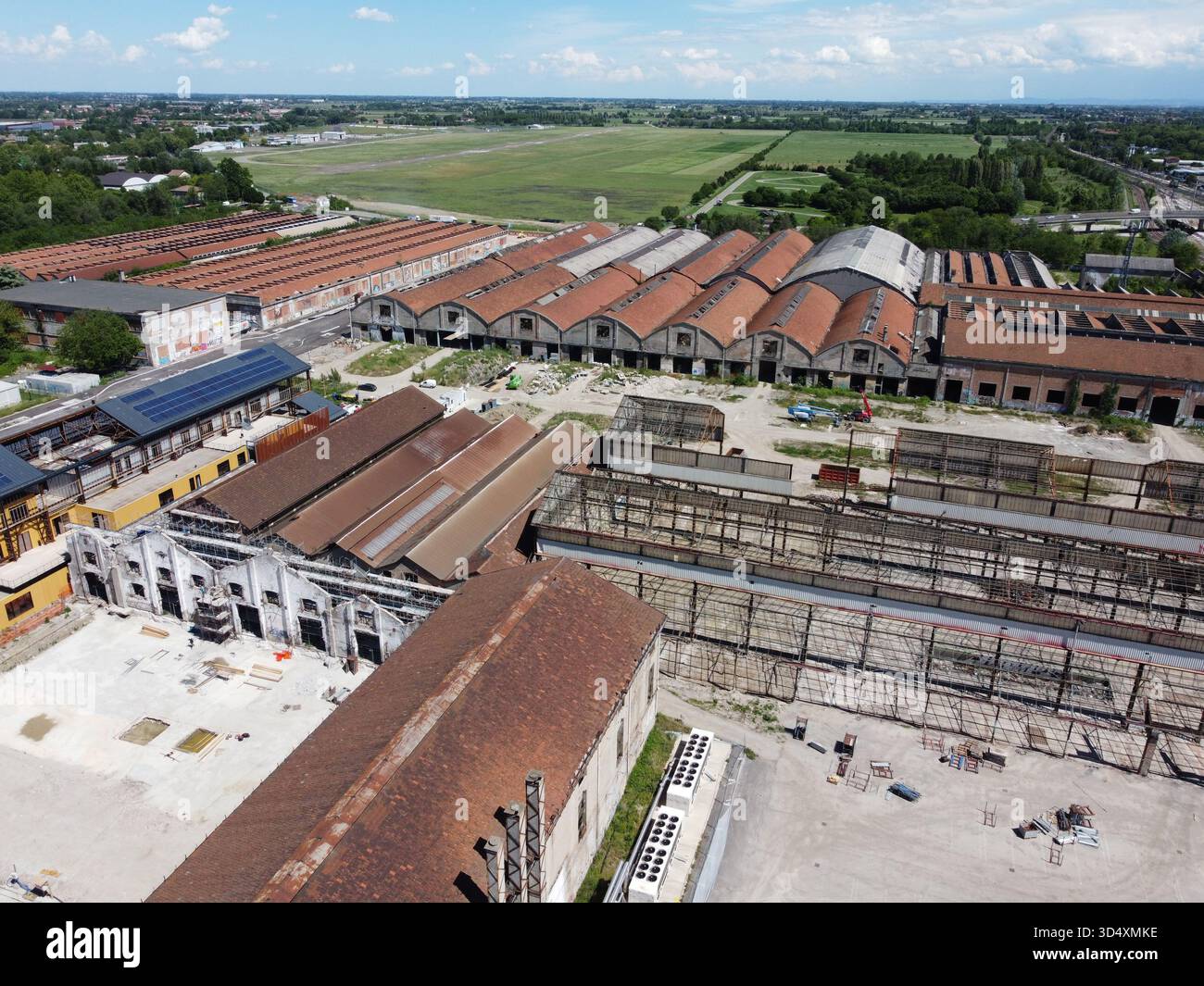 Reggio Emilia, Italia - 15 maggio 2018: Veduta aerea degli ex magazzini delle Officine Reggiane vista da Piazzale Europa accanto al Technopole Foto Stock