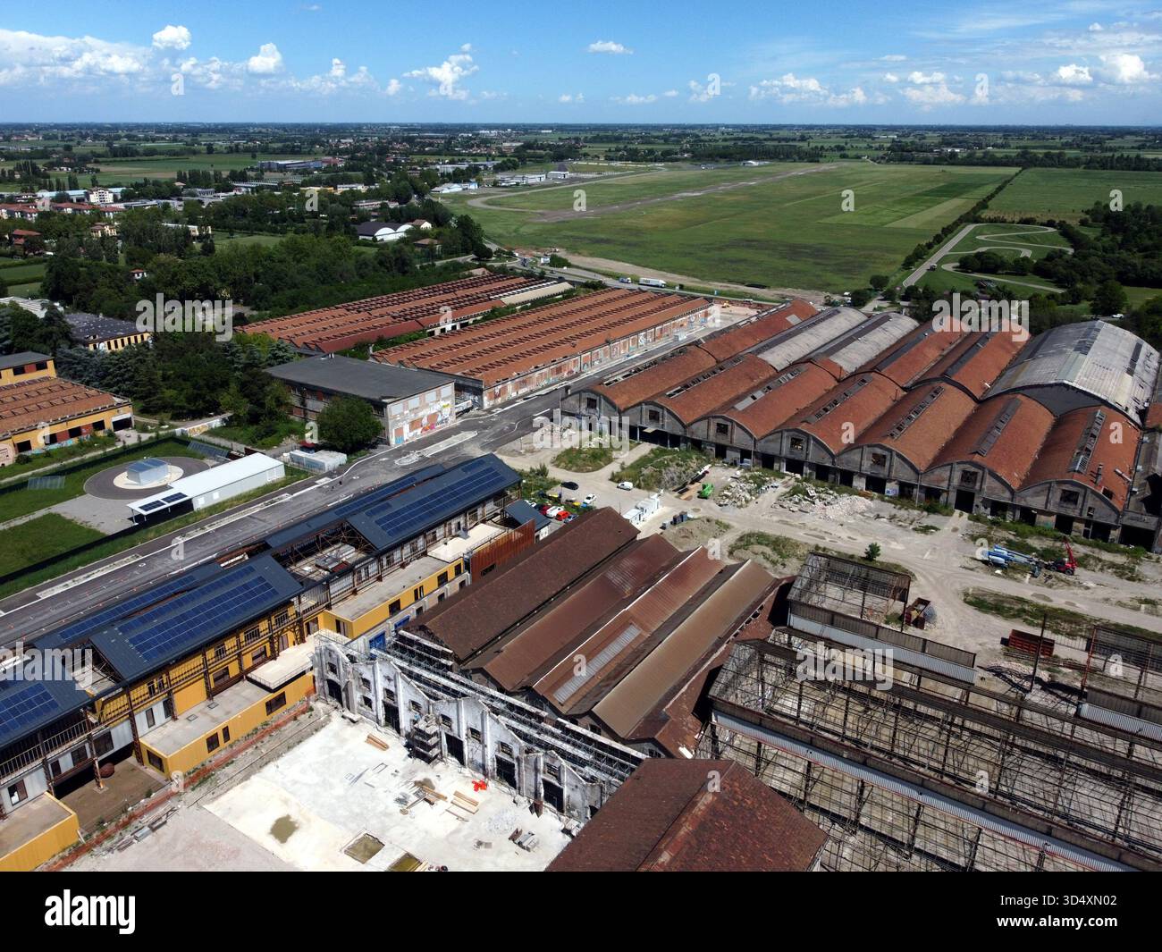 Reggio Emilia, Italia - 15 maggio 2018: Veduta aerea degli ex magazzini delle Officine Reggiane vista da Piazzale Europa accanto al Technopole Foto Stock