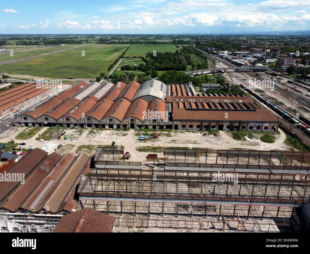 Reggio Emilia, Italia - 15 maggio 2018: Veduta aerea degli ex magazzini delle Officine Reggiane vista da Piazzale Europa accanto al Technopole Foto Stock