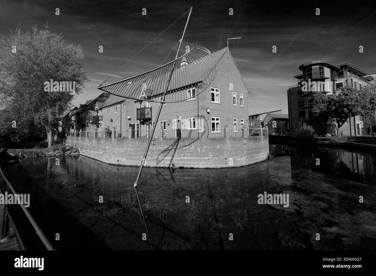 La scultura Wind Sail nel fiume Slea, Sleaford Market Town, Lincolnshire, Inghilterra, Regno Unito Foto Stock