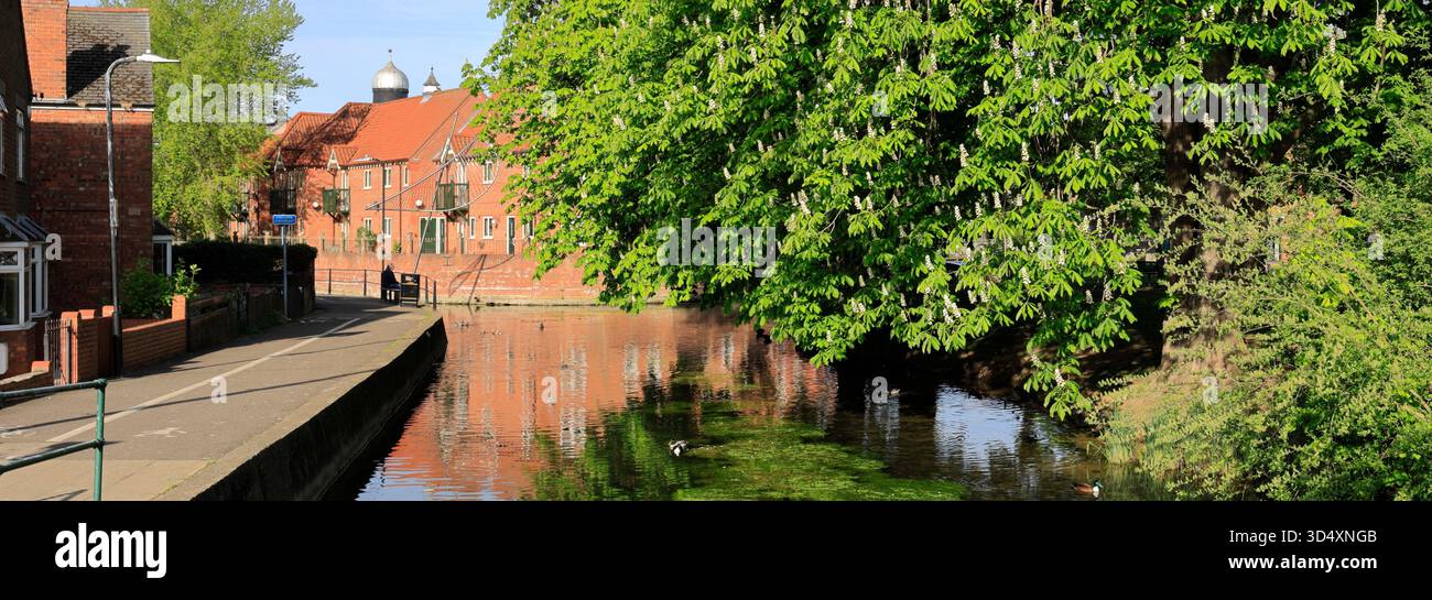 Vista estiva del fiume Slea, Sleaford Market Town, Lincolnshire, Inghilterra, Regno Unito Foto Stock