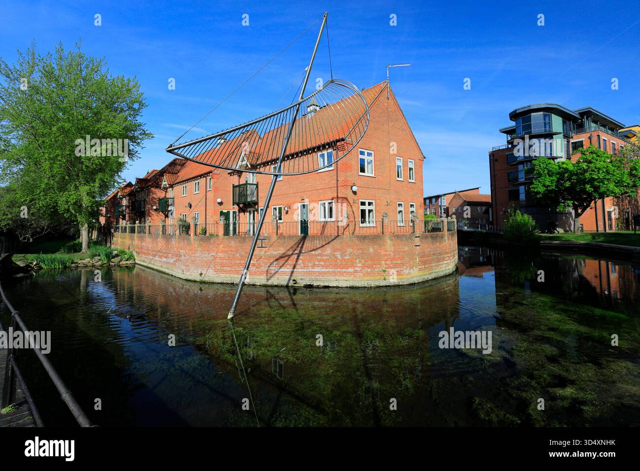 La scultura Wind Sail nel fiume Slea, Sleaford Market Town, Lincolnshire, Inghilterra, Regno Unito Foto Stock