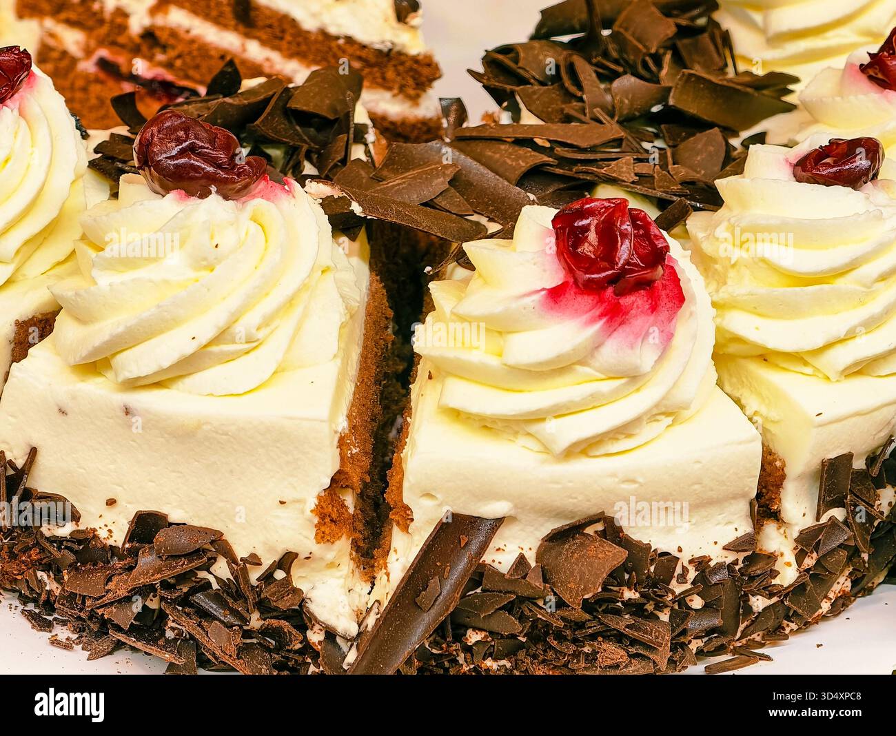 Fetta di torta della Foresta Nera con ciliegia e panna montata: Dessert gourmet per prodotti da forno, feste, stili alimentari e marchi Lifestyle Foto Stock