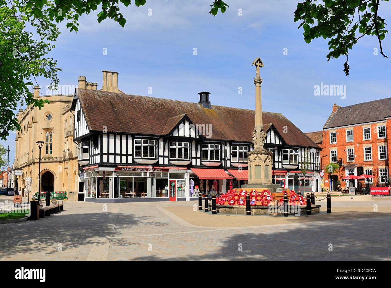 Il memoriale di guerra a St Georges Square, Sleaford Town, Lincolnshire, Inghilterra, Regno Unito Foto Stock