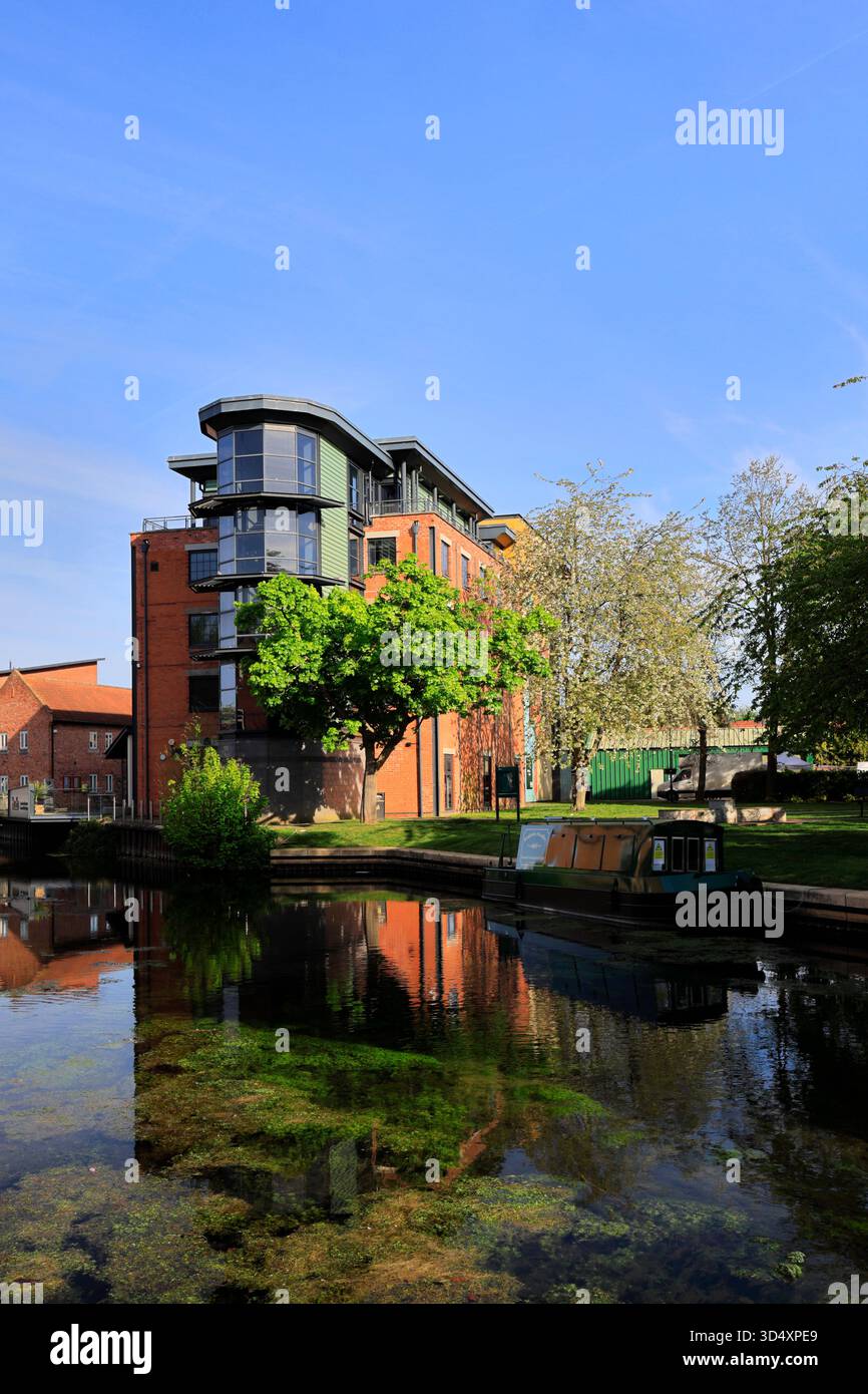 Il fiume Slea e l'Hub National Centre for Craft and Design, Sleaford Market Town, Lincolnshire, Inghilterra, Regno Unito Foto Stock
