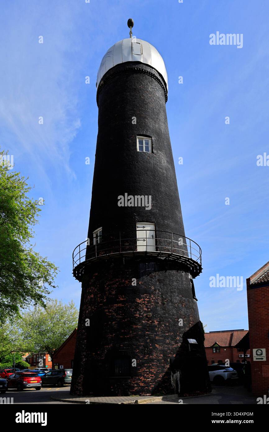 Veduta di Money's Mill, un mulino a vento disusato nella città di Sleaford, Lincolnshire, Inghilterra, Regno Unito Foto Stock