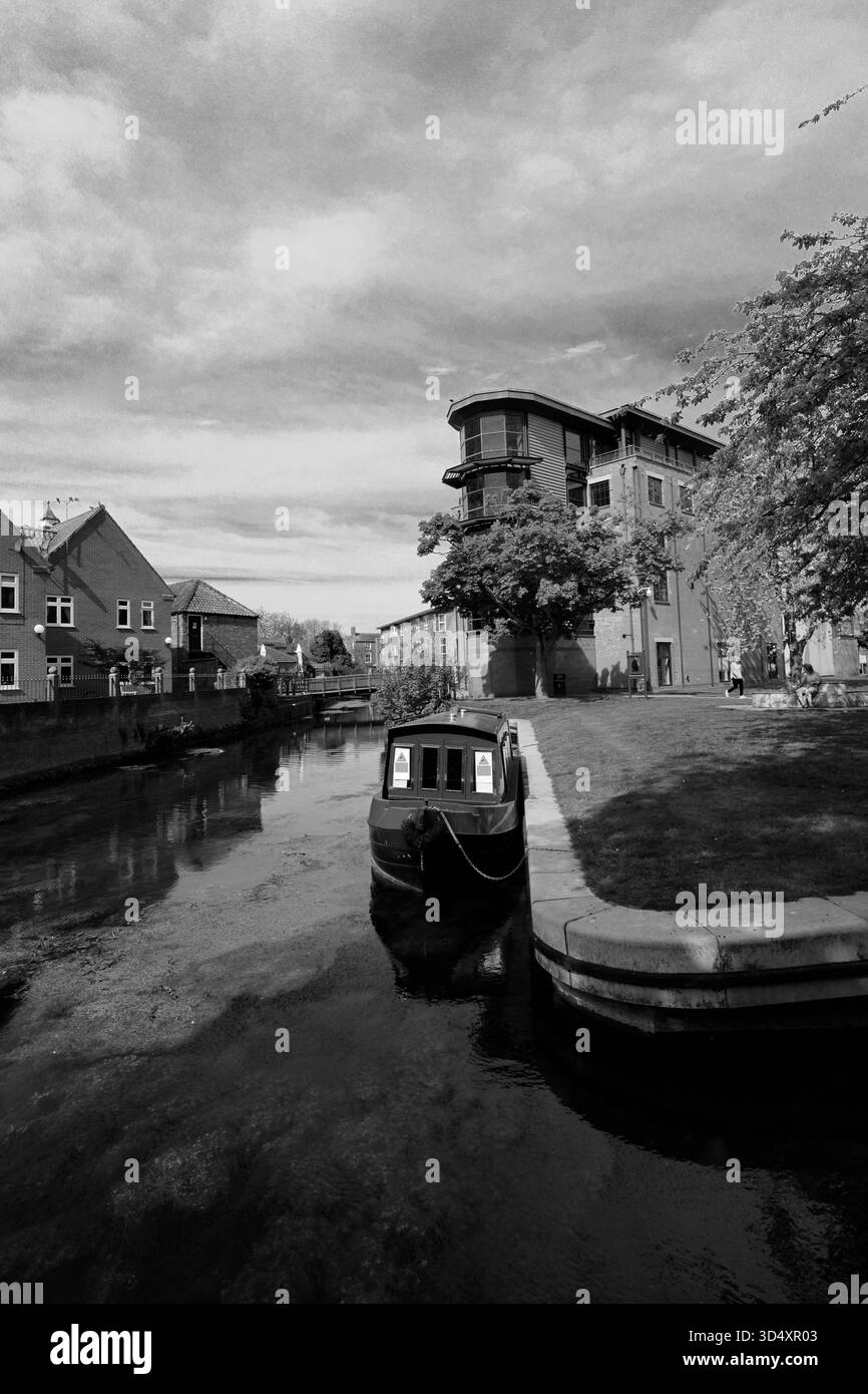 Il fiume Slea e l'Hub National Centre for Craft and Design, Sleaford Market Town, Lincolnshire, Inghilterra, Regno Unito Foto Stock