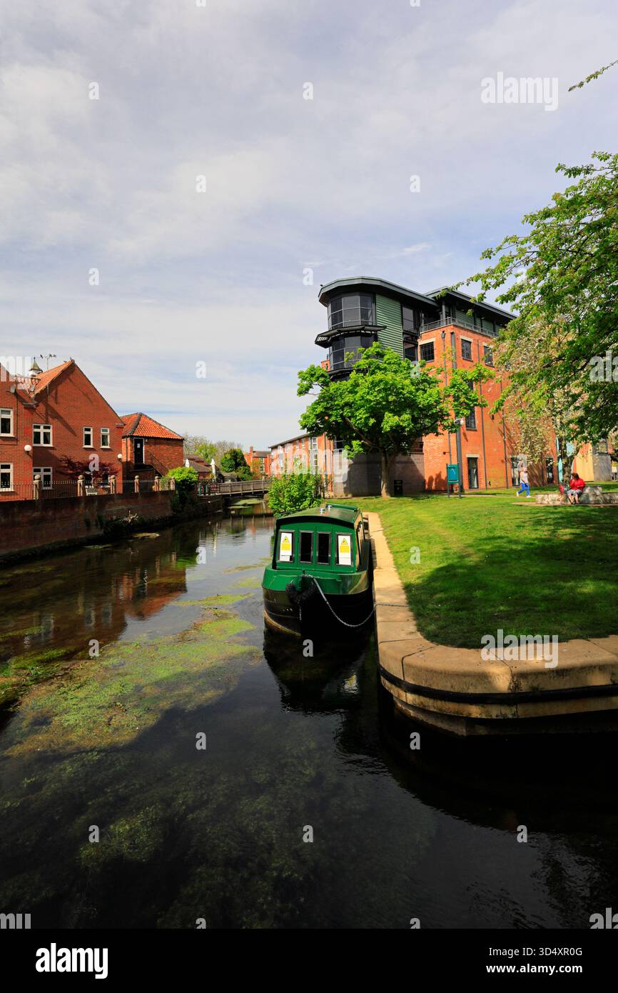 Il fiume Slea e l'Hub National Centre for Craft and Design, Sleaford Market Town, Lincolnshire, Inghilterra, Regno Unito Foto Stock