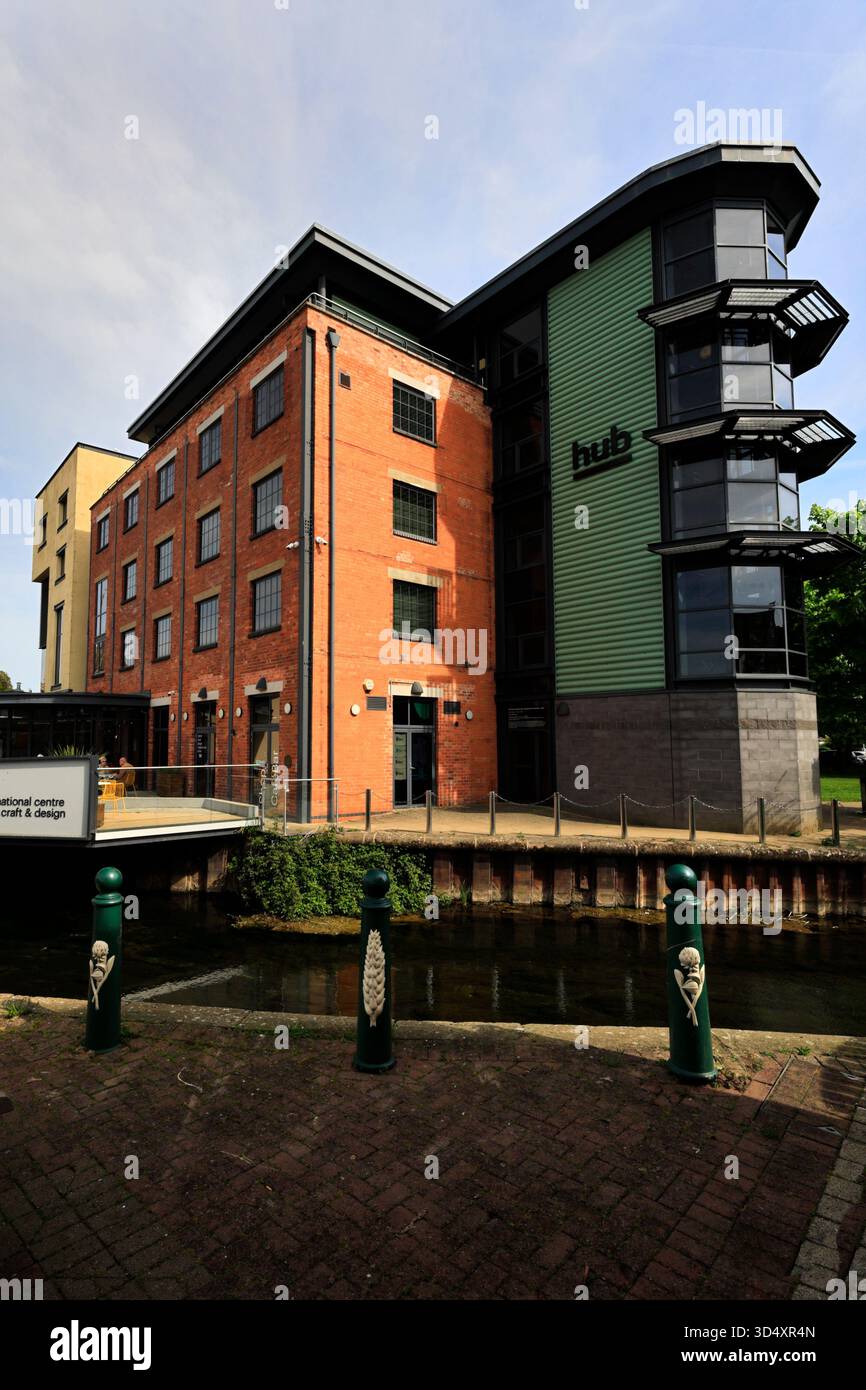 Il fiume Slea e l'Hub National Centre for Craft and Design, Sleaford Market Town, Lincolnshire, Inghilterra, Regno Unito Foto Stock