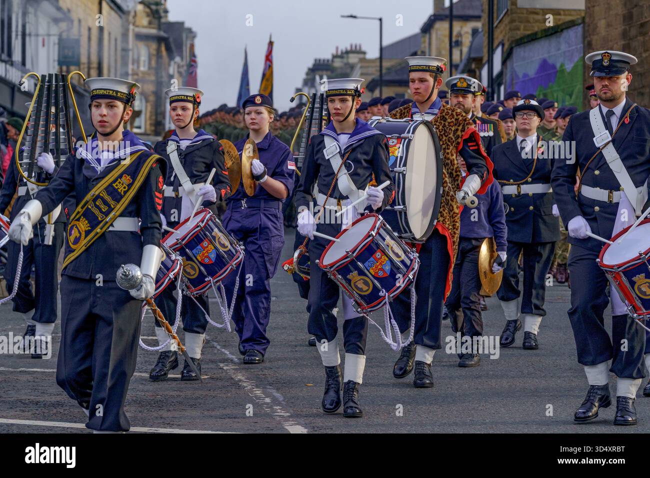 I Sea Cadets marciano in uniforme tradizionale per la parata del Remembrance Day ad Harrogate, Yorkshire, Regno Unito. Foto Stock