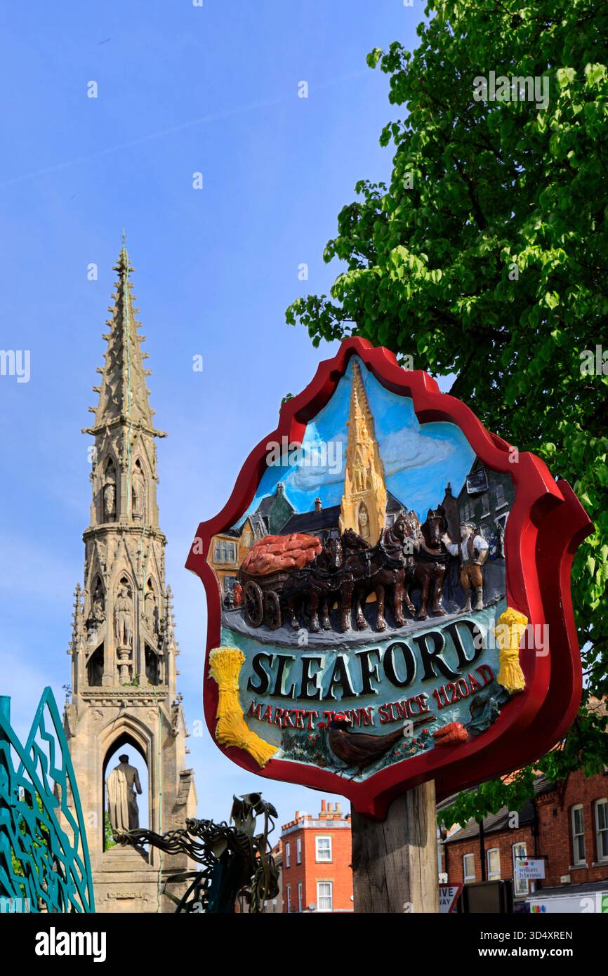 L'insegna della città e l'Handley Monument, Sleaford Town, Lincolnshire, Inghilterra, Regno Unito Foto Stock