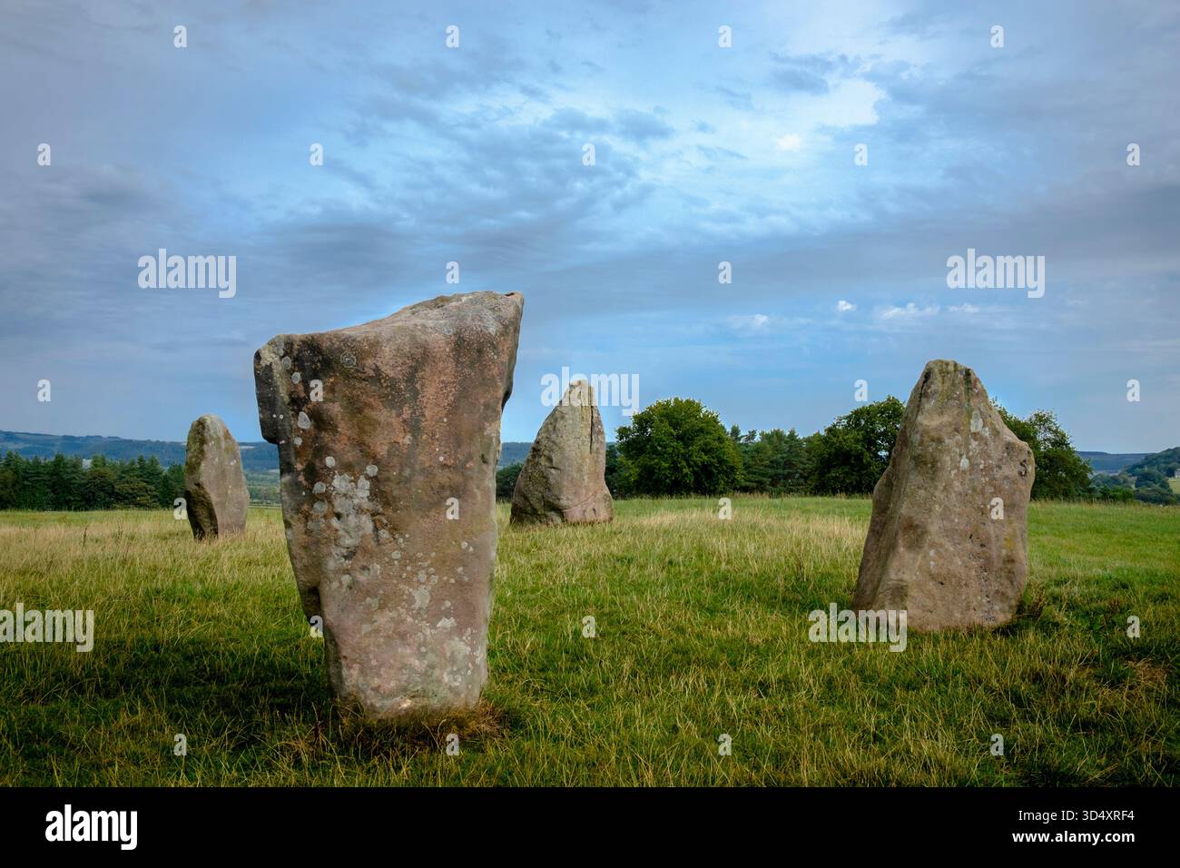 Le Grey Ladies si aggirano attorno alle pietre vicino a Robin Hoods Stride Harthill Moor Derbyshire Foto Stock