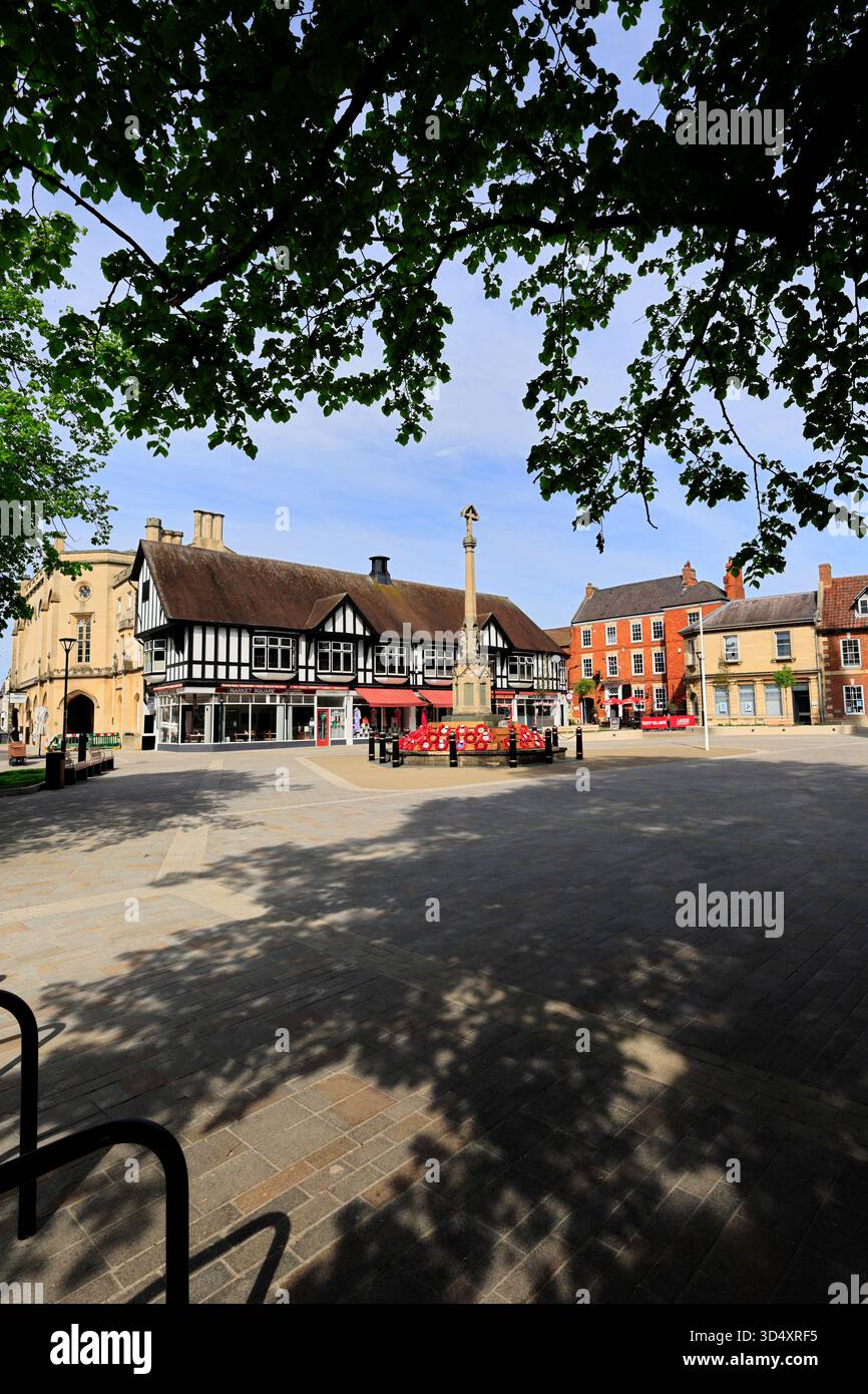 Il memoriale di guerra a St Georges Square, Sleaford Town, Lincolnshire, Inghilterra, Regno Unito Foto Stock