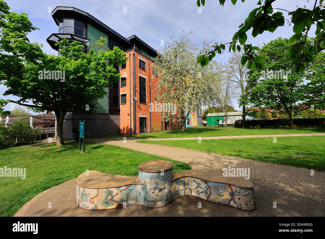 Il fiume Slea e l'Hub National Centre for Craft and Design, Sleaford Market Town, Lincolnshire, Inghilterra, Regno Unito Foto Stock