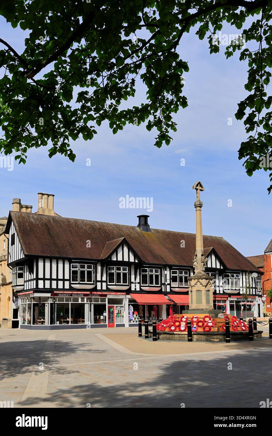 Il memoriale di guerra a St Georges Square, Sleaford Town, Lincolnshire, Inghilterra, Regno Unito Foto Stock