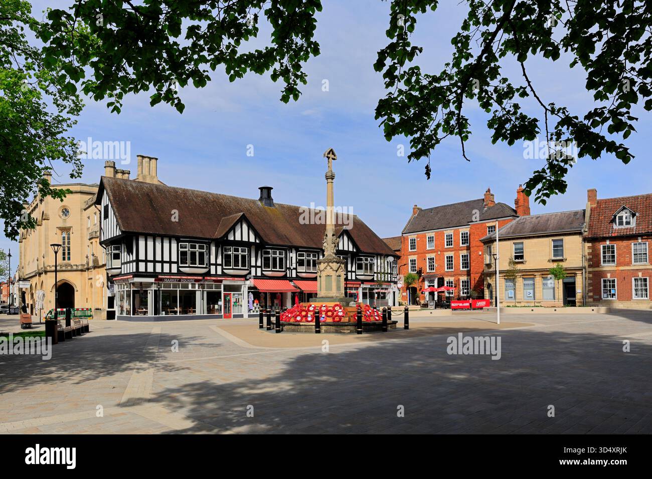 Il memoriale di guerra a St Georges Square, Sleaford Town, Lincolnshire, Inghilterra, Regno Unito Foto Stock