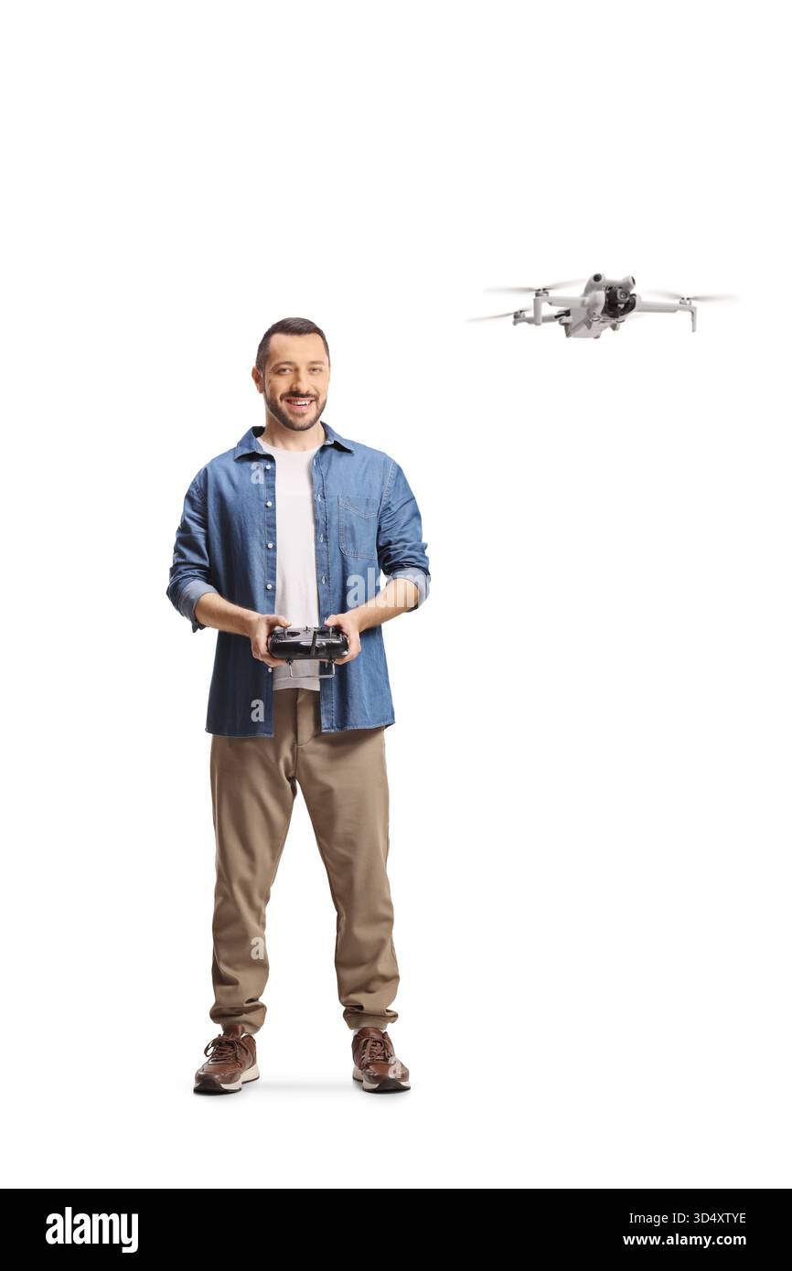 Uomo informale che vola con un drone isolato su sfondo bianco Foto Stock