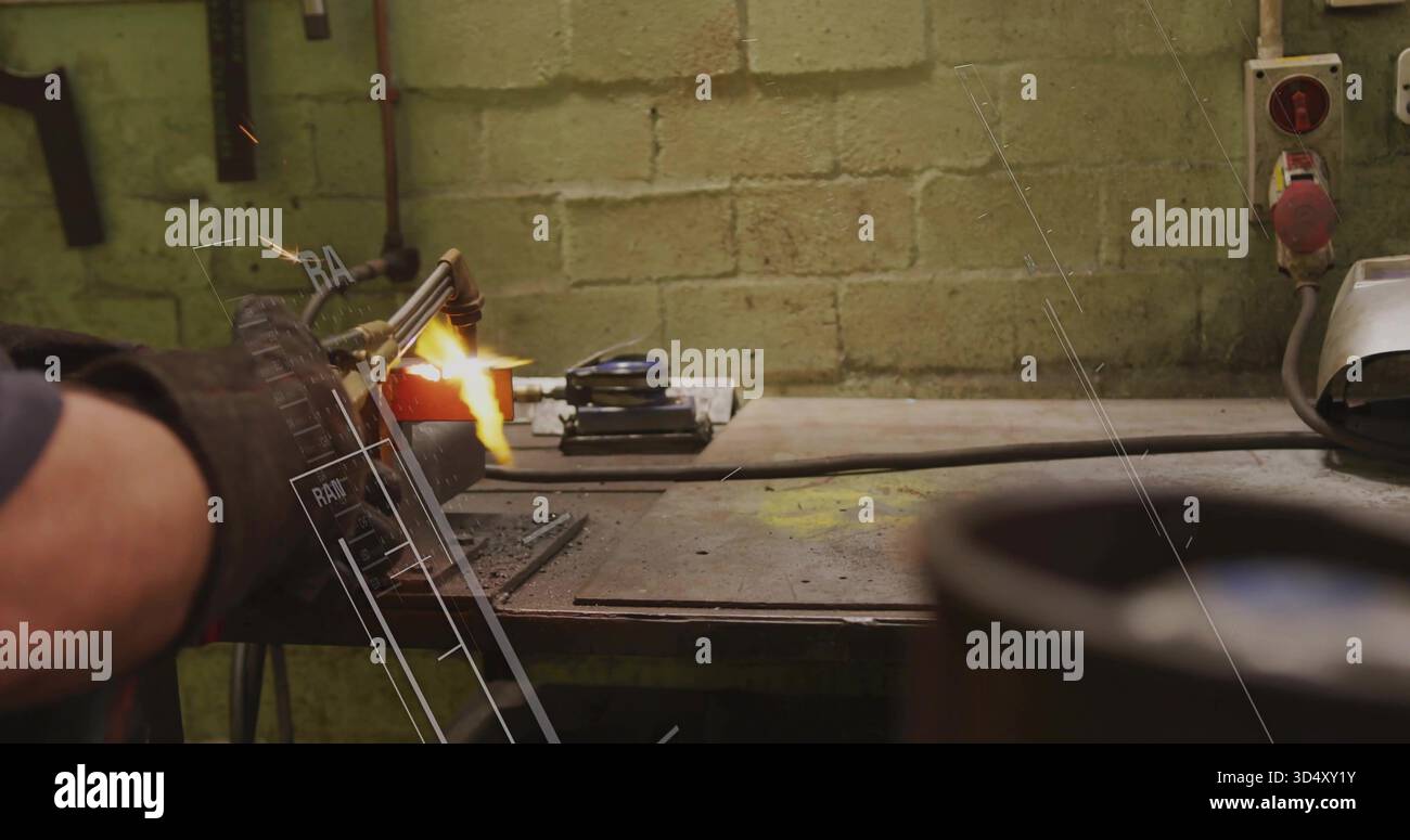 Con avambraccio con guanti e torcia a combustibile osseo, pezzo metallico fuso sul banco del negozio, casco, spazio copia Foto Stock