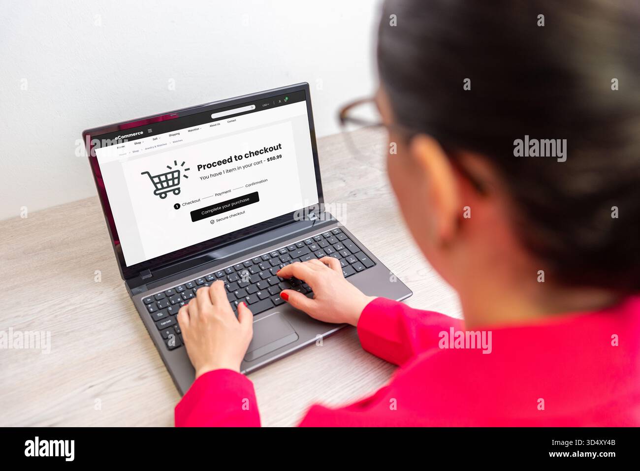 Donna che completa l'acquisto online su notebook, visualizza la pagina di pagamento, concetto di transazione e-commerce, shopping, pagamento ed esperienza retail digitale Foto Stock