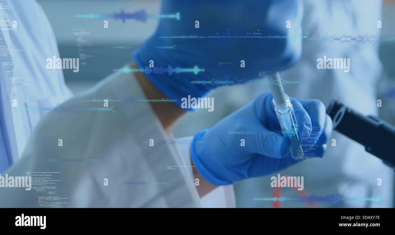 Pipettaggio della mano in camice da laboratorio, guanti in nitrile che trasferiscono il liquido nella fiala al banco del laboratorio, sovrapposizione dei dati Foto Stock