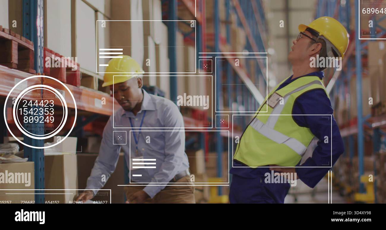 Scansione di due lavoratori che indossano cappelli rigidi gialli, caselle di controllo in rack di magazzino con sovrapposizioni HUD Foto Stock