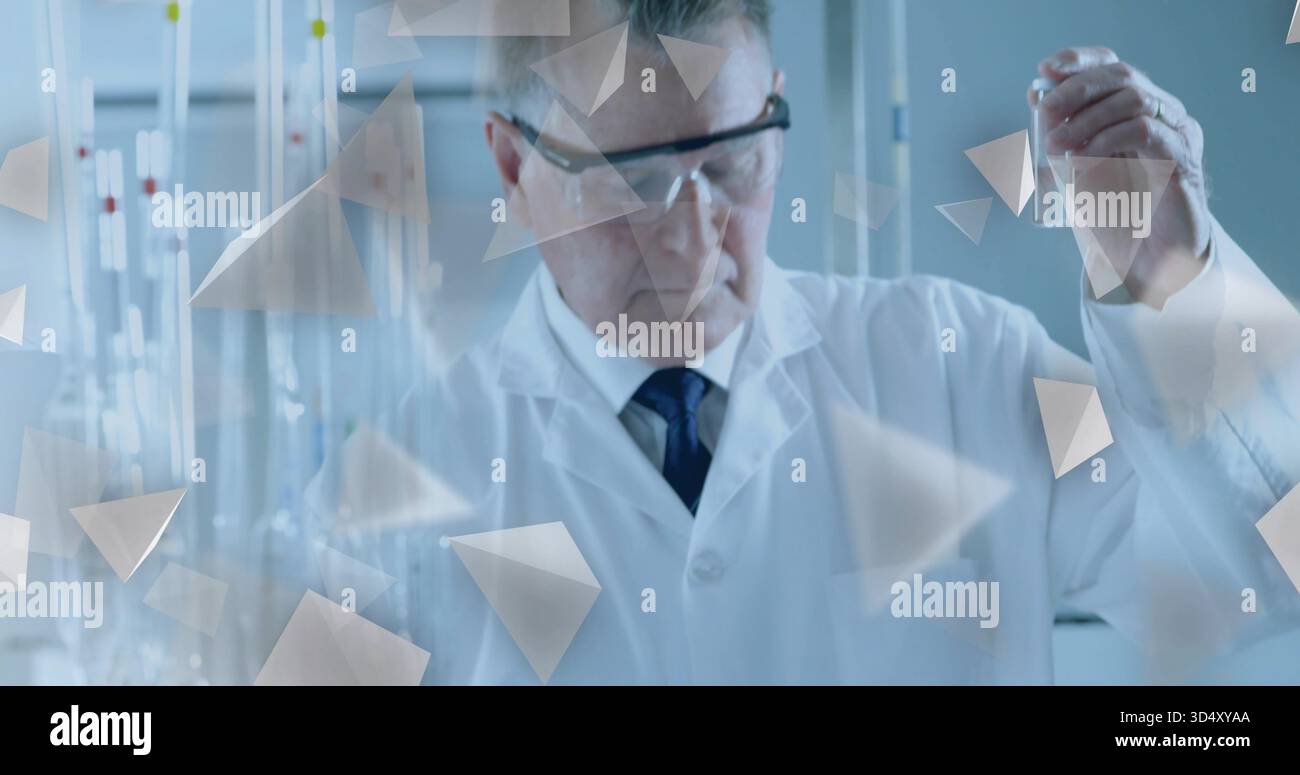 Tenendo in mano la provetta, lo scienziato che esamina la soluzione al banco del laboratorio con burette, camice da laboratorio e occhiali di protezione Foto Stock