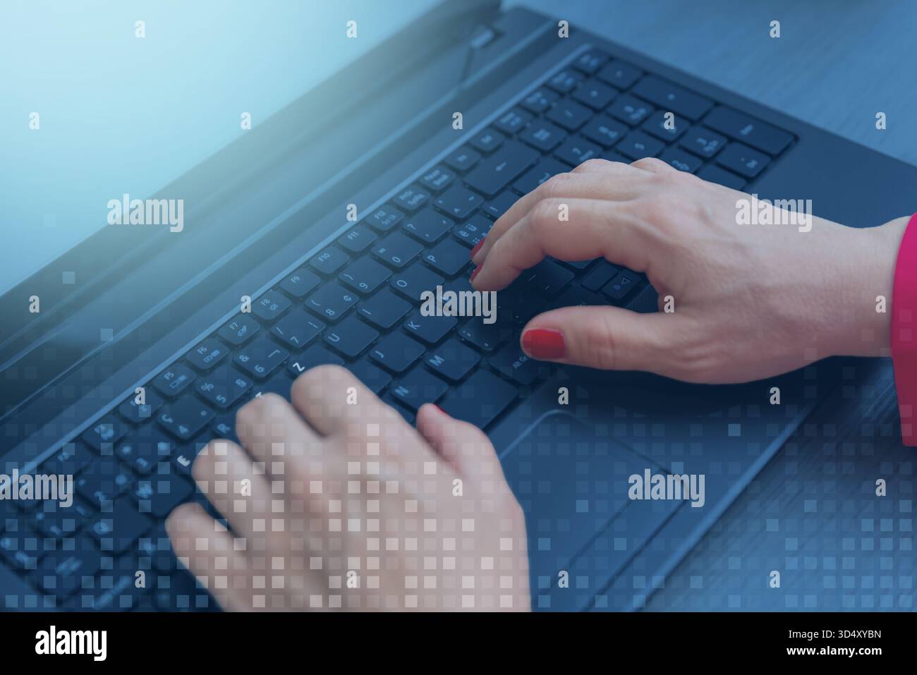 Digitazione manuale sulla tastiera del laptop con sovrapposizione digitale, concetto di tecnologia informatica, elaborazione dati, comunicazione online e connessione digitale sicura Foto Stock