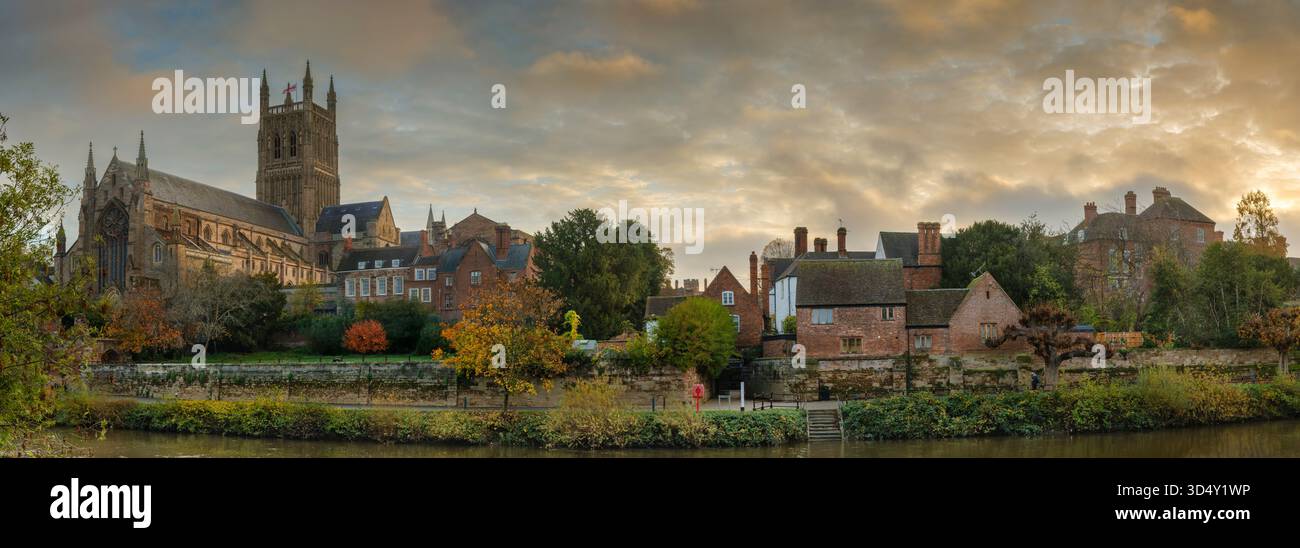 Worcester, Worcestershire - situata accanto al fiume Severn, la cattedrale medievale è bagnata dal sole autunnale del mattino presto. Immerso nella storia, Wo Foto Stock