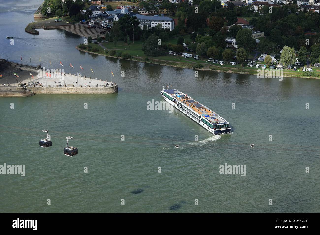 Una nave da crociera naviga dal Reno verso la Mosella presso il Deutsches Eck (angolo tedesco). Foto Stock