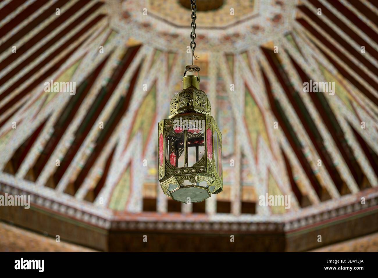 Lampada marocchina a Palazzo Bahia, Marocco. Interni Bahia Palace con lampada appesa al soffitto. Foto Stock