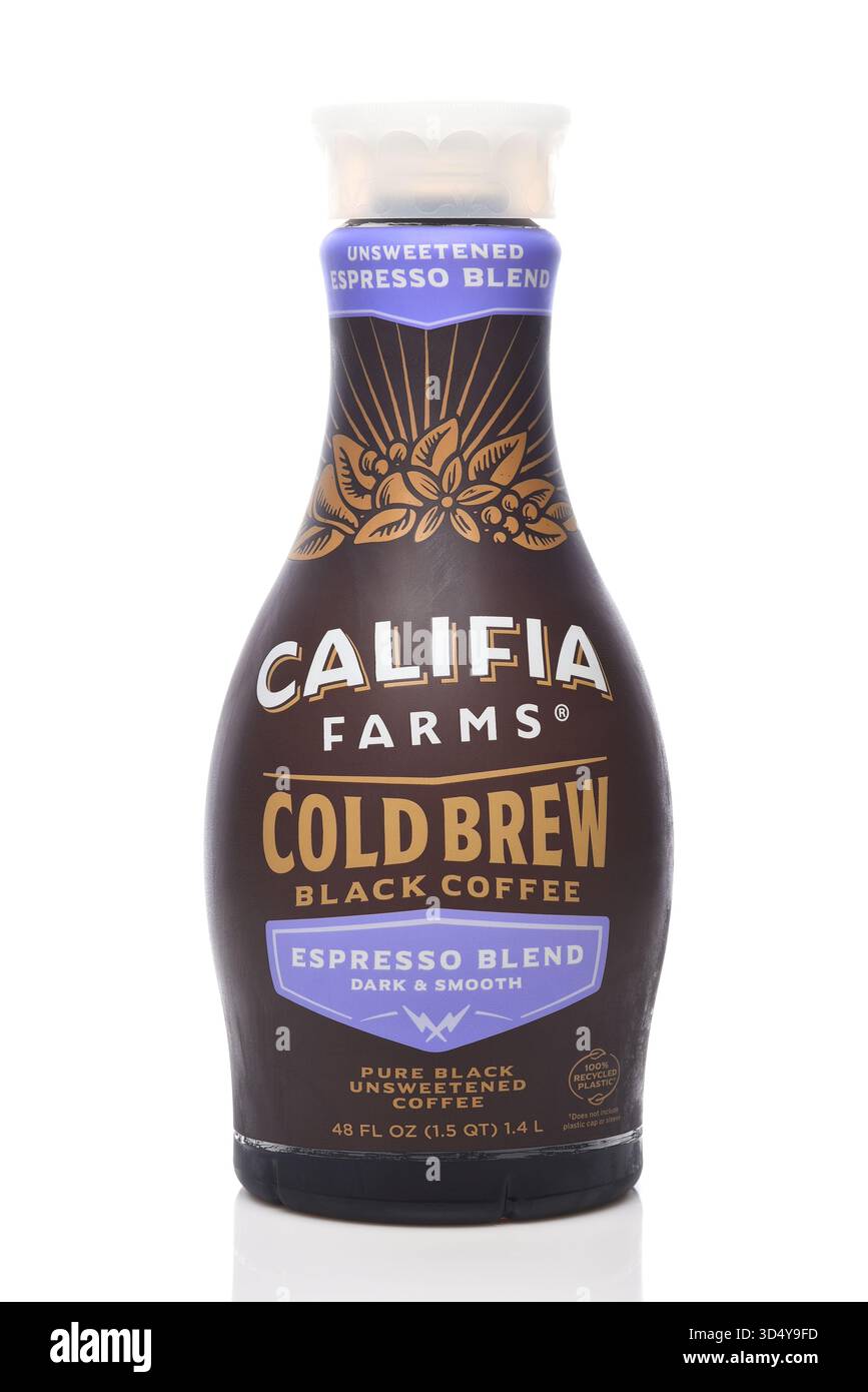 IRVINE, CALIFORNIA - 11 novembre 2025: Una bottiglia di Calafia Farms Cold Brew espresso Blend Black Coffee. Foto Stock